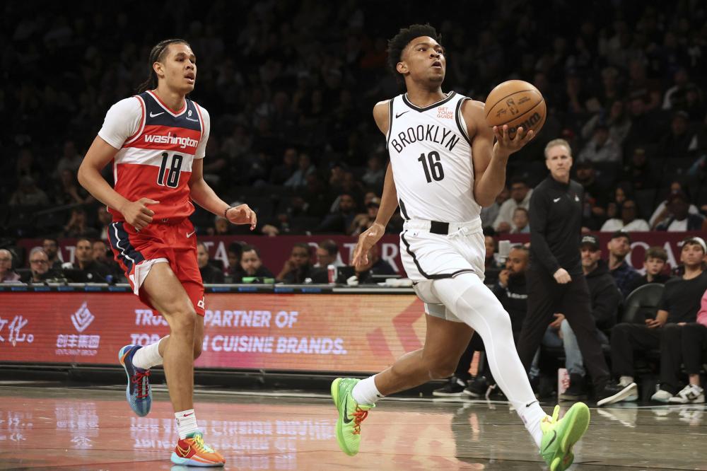 世体:巴萨主帅弗里克在西班牙小岛度假,和球迷偶遇合影